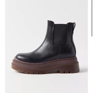 UO Betty Treaded Chelsea Boot Size 8 NWT